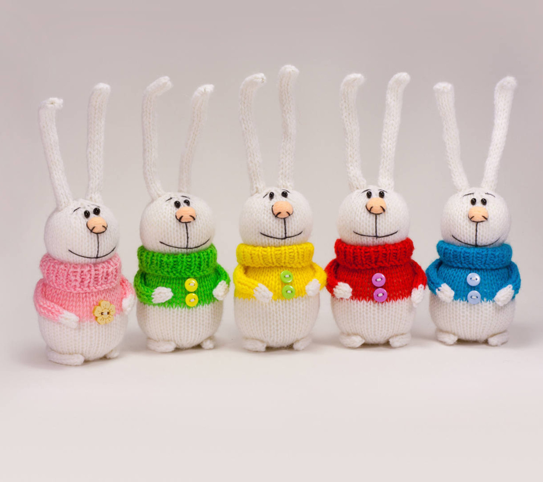 Обои Knitted Bunnies In Colorful Sweaters 1080x960