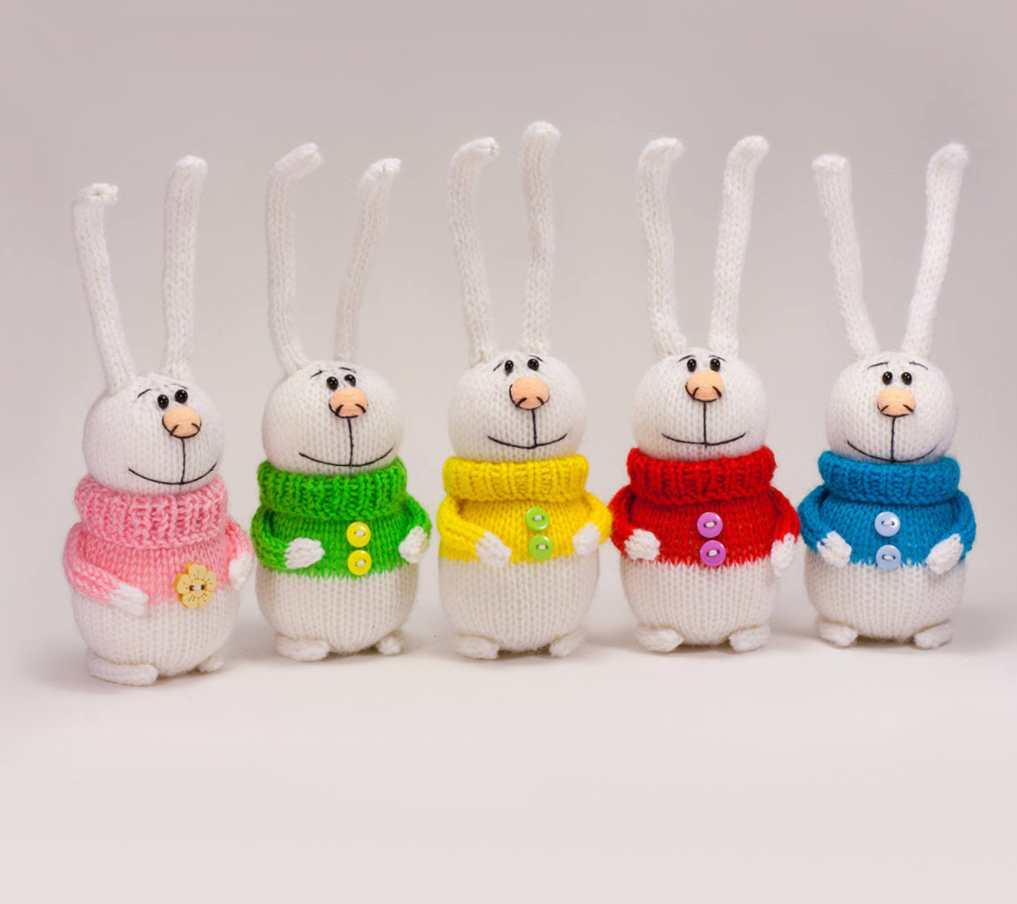 Обои Knitted Bunnies In Colorful Sweaters 1440x1280