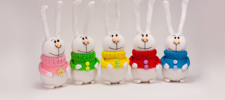 Screenshot №1 pro téma Knitted Bunnies In Colorful Sweaters 720x320
