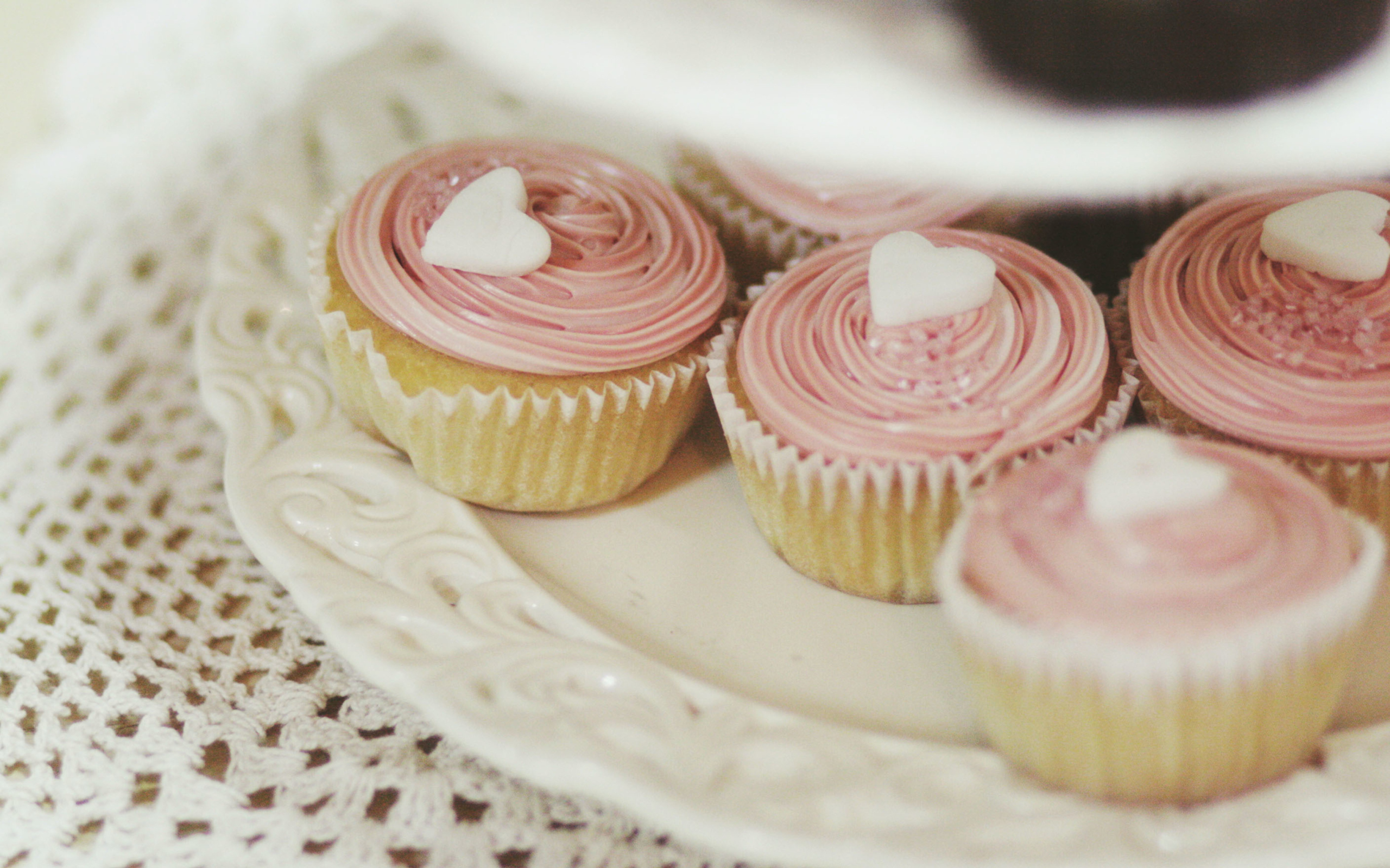 Hearty Cupcake wallpaper 2560x1600