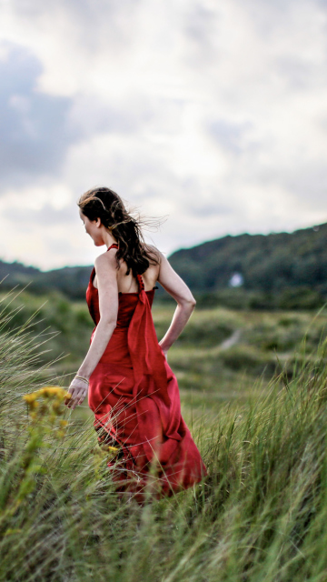 Sfondi Green Grass Red Dress 360x640