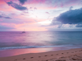 Fondo de pantalla Pink Evening And Lonely Boat At Horizon 320x240