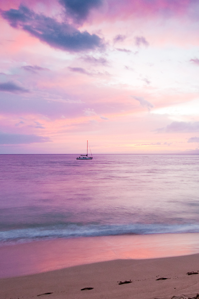 Fondo de pantalla Pink Evening And Lonely Boat At Horizon 640x960