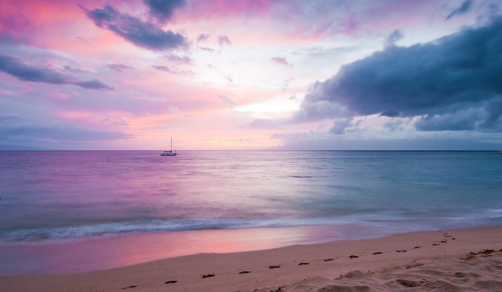 Das Pink Evening And Lonely Boat At Horizon Wallpaper