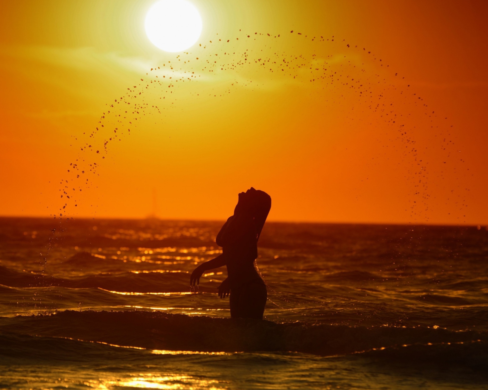 Girl In Ocean wallpaper 1600x1280