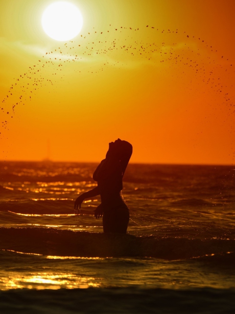 Girl In Ocean screenshot #1 480x640