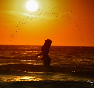 Girl In Ocean - Obrázkek zdarma pro iPad Air