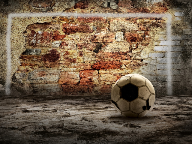 Обои Ball In Front Of Brick Wall 640x480