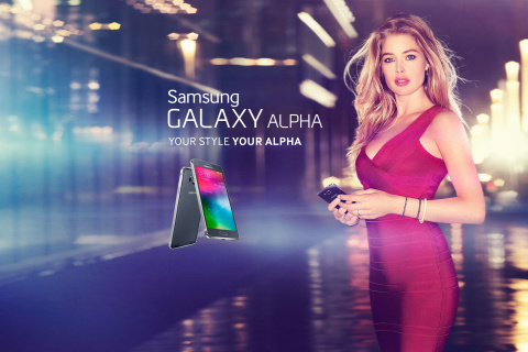 Das Samsung Galaxy Alpha Advertisement with Doutzen Kroes Wallpaper 480x320