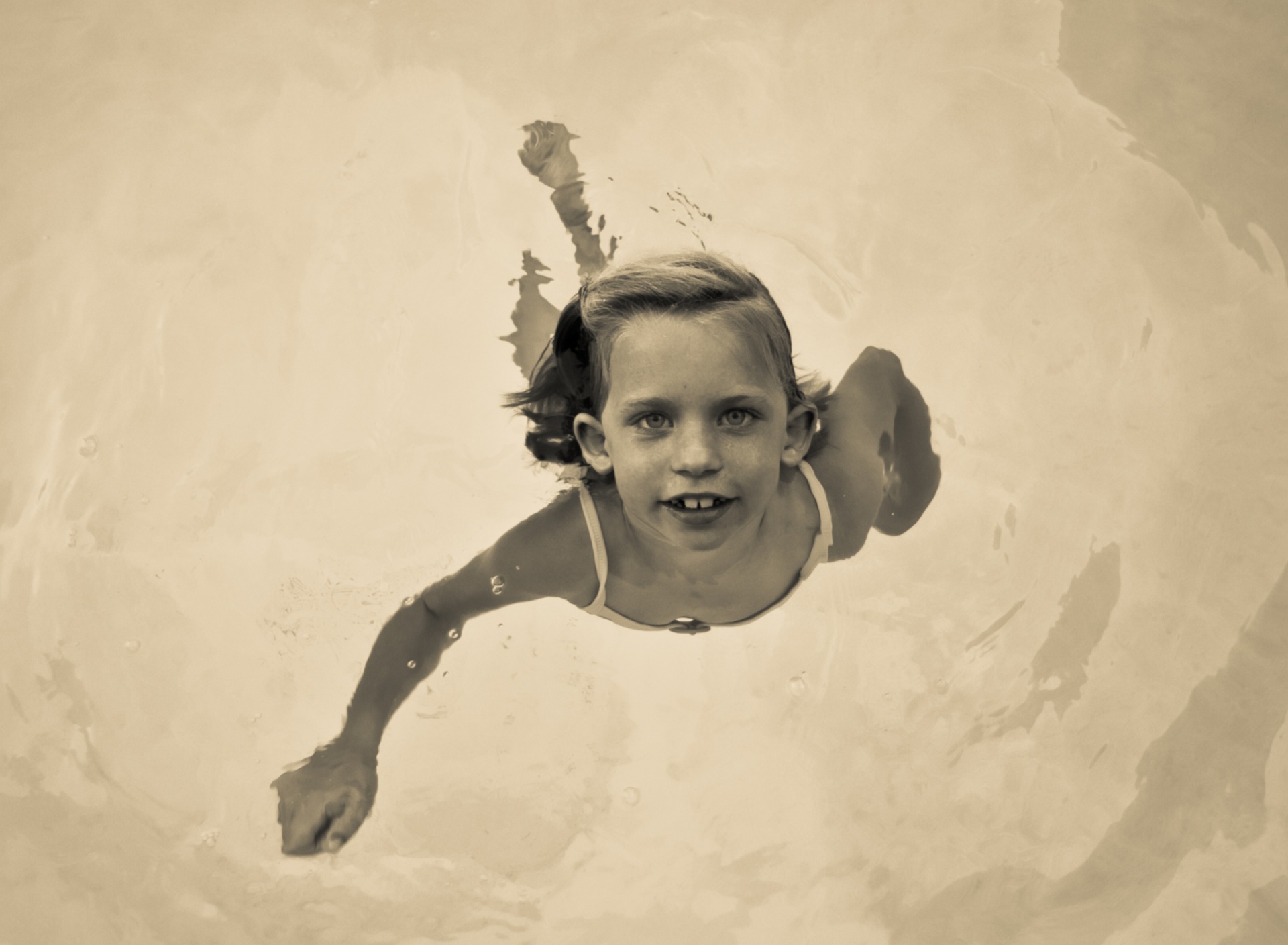 Screenshot №1 pro téma Swim Across The World 1920x1408
