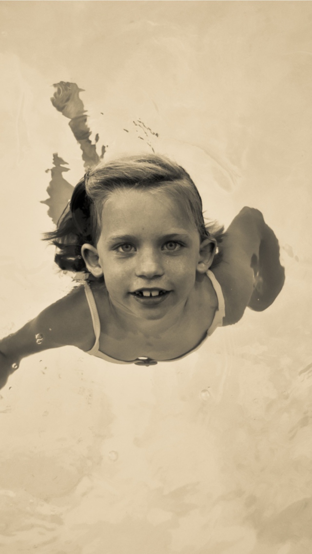 Das Swim Across The World Wallpaper 640x1136
