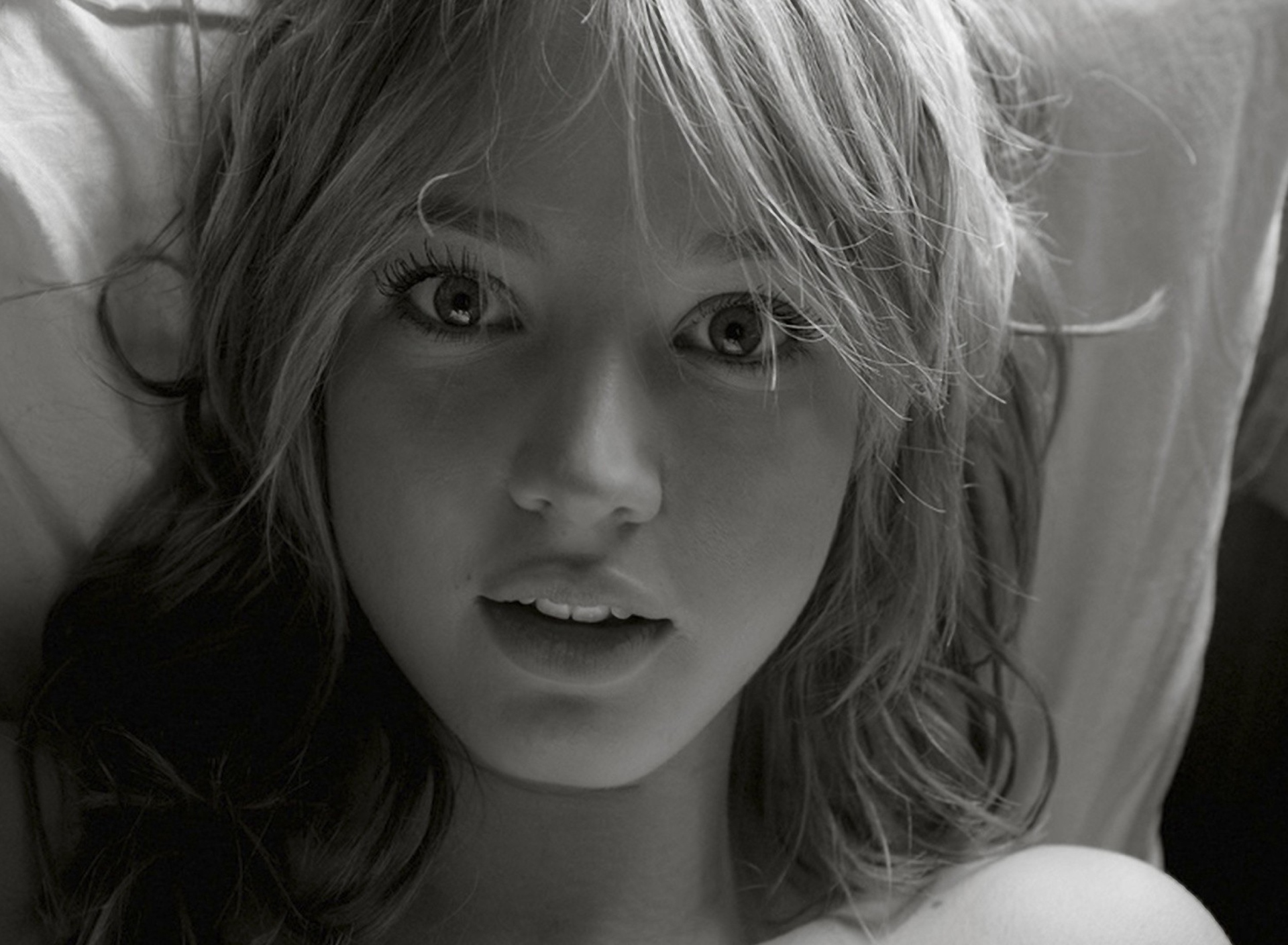 Cute Blonde Girl Black And White screenshot #1 1920x1408