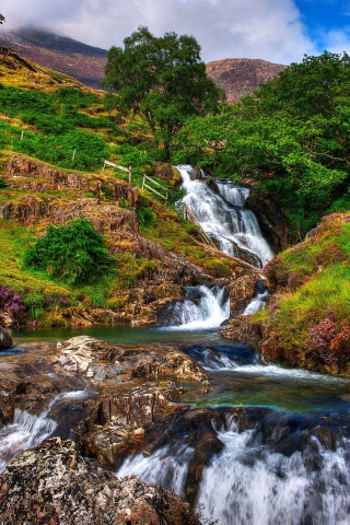 Das Snowdonia National Park in north Wales Wallpaper 320x480