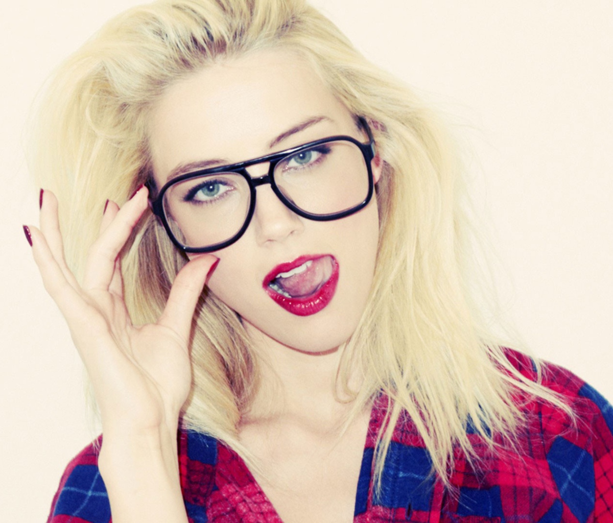 Обои Blonde In Black Glasses 1200x1024