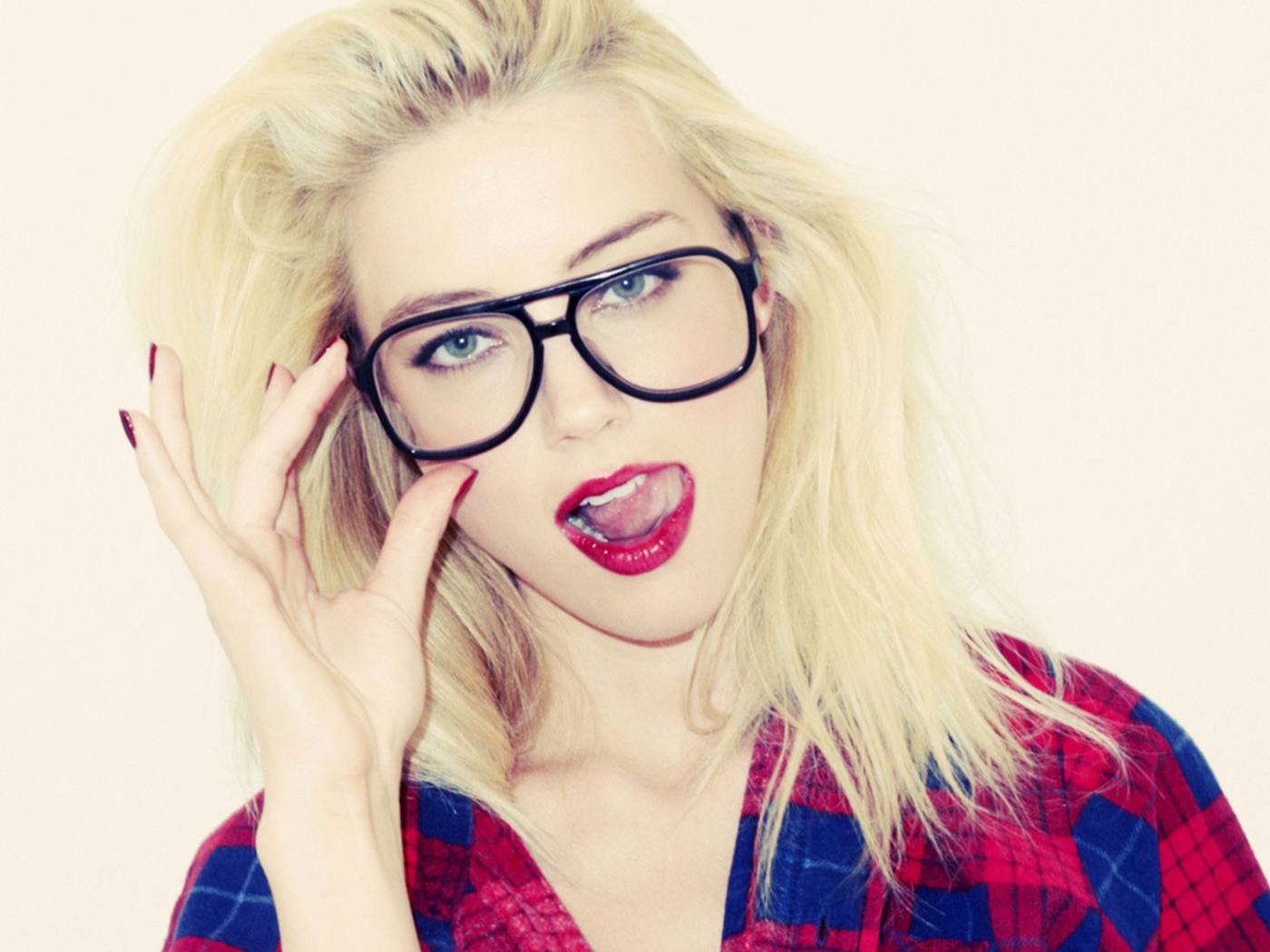 Das Blonde In Black Glasses Wallpaper 1400x1050