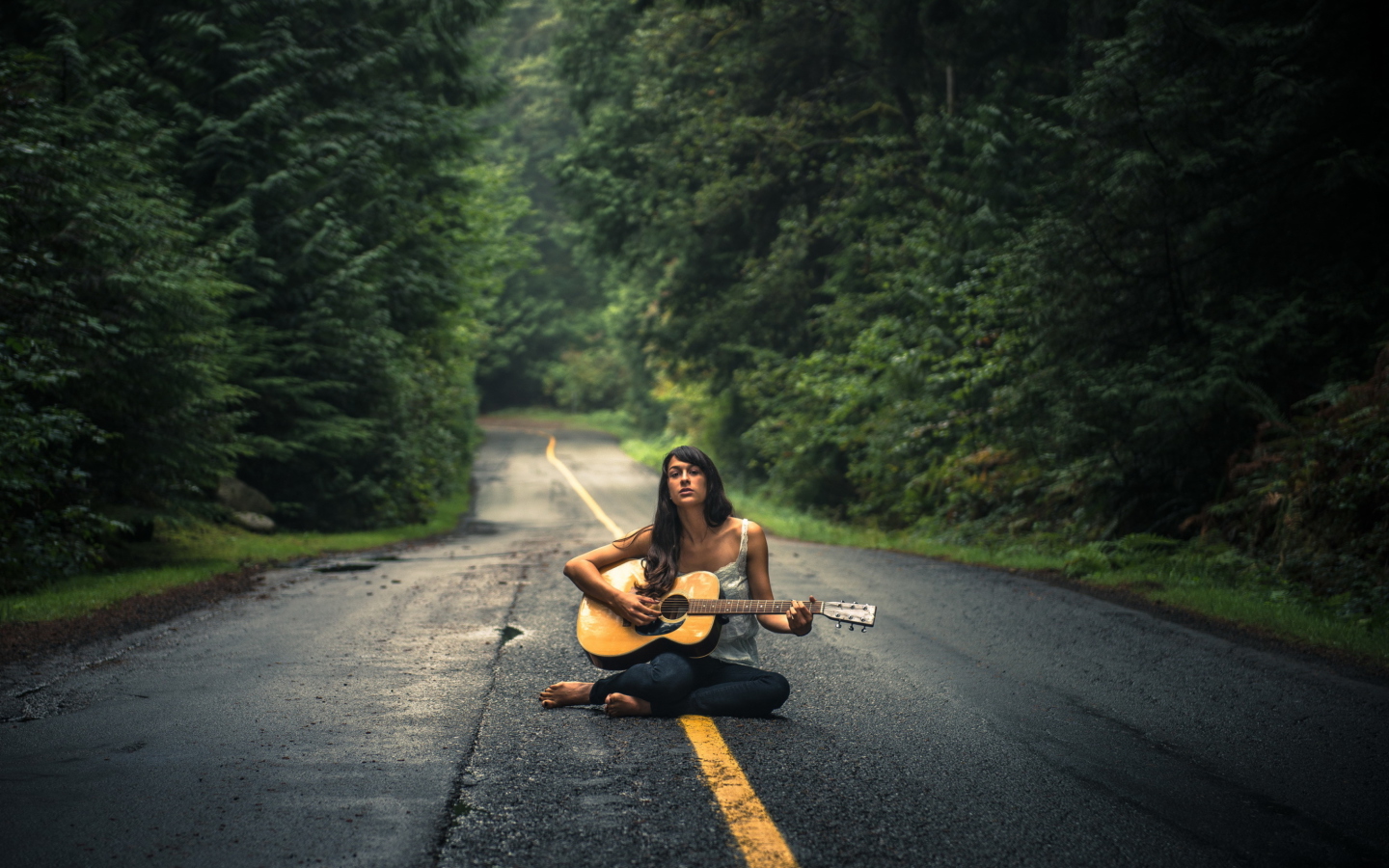 Das Girl Playing Guitar On Countryside Road Wallpaper 1440x900