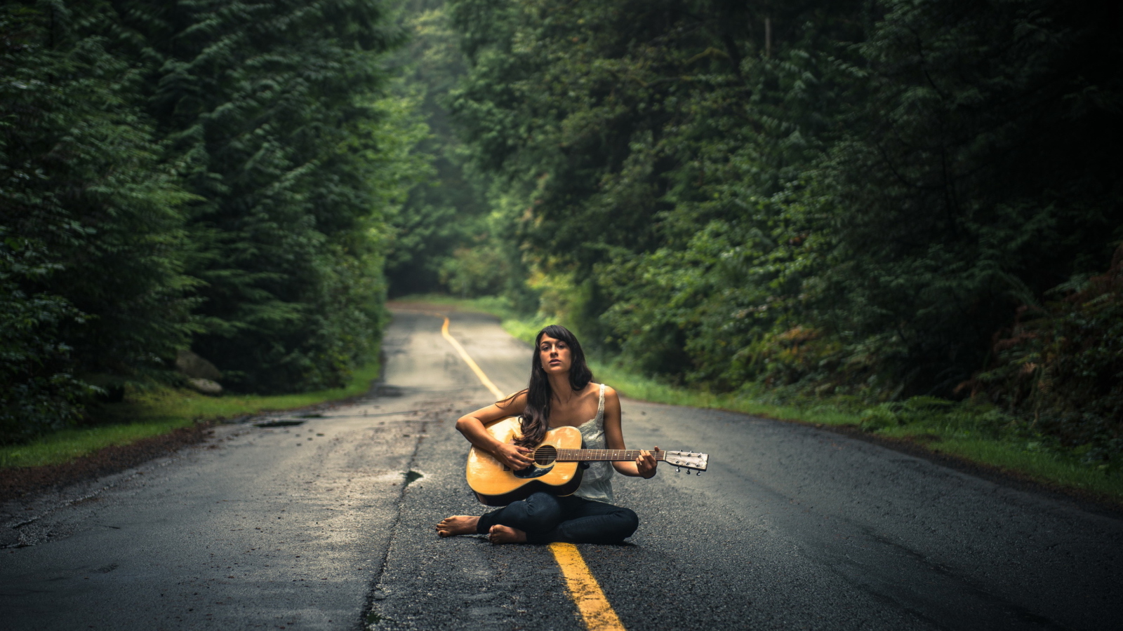 Fondo de pantalla Girl Playing Guitar On Countryside Road 1600x900