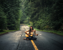 Screenshot №1 pro téma Girl Playing Guitar On Countryside Road 220x176