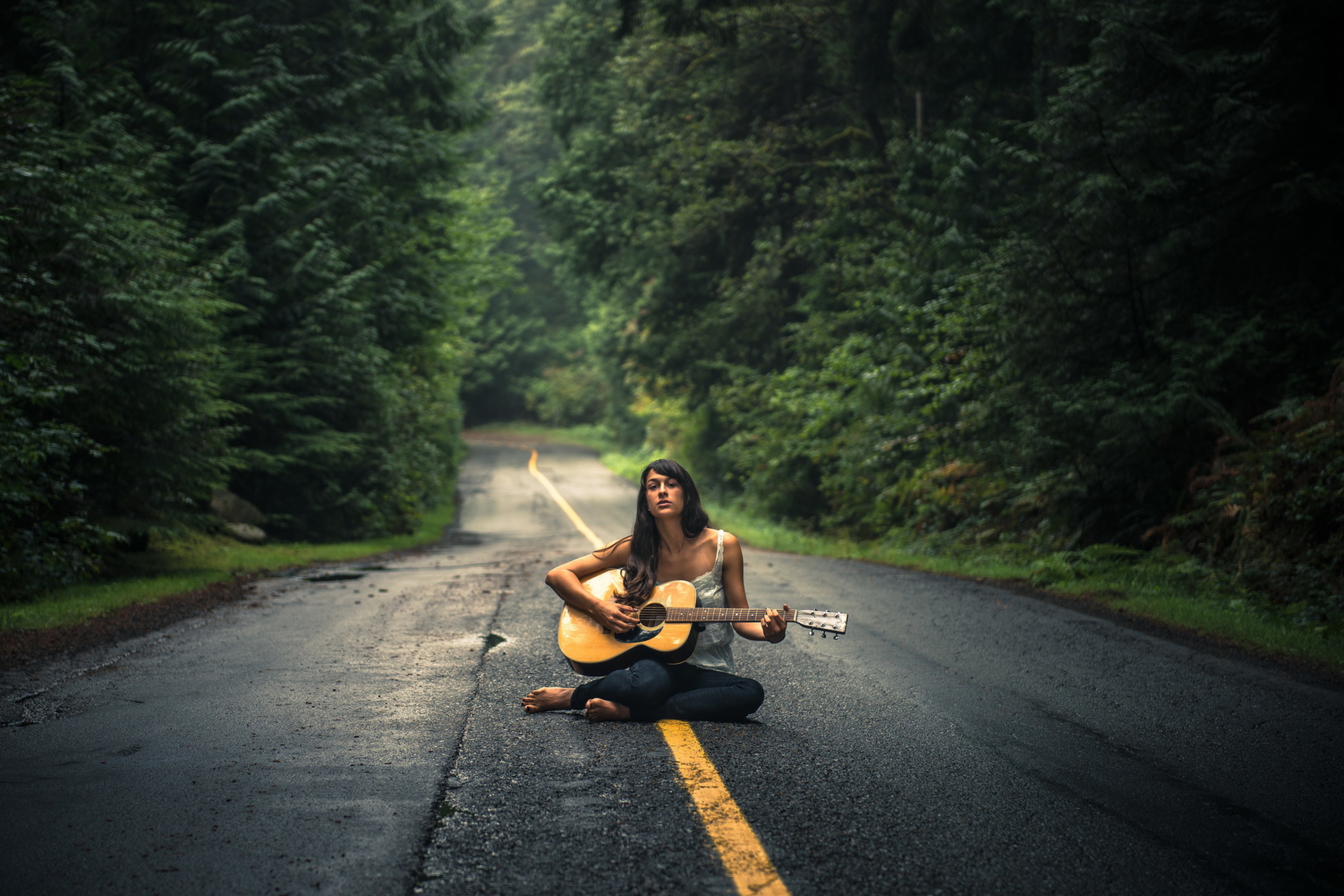 Das Girl Playing Guitar On Countryside Road Wallpaper 2880x1920