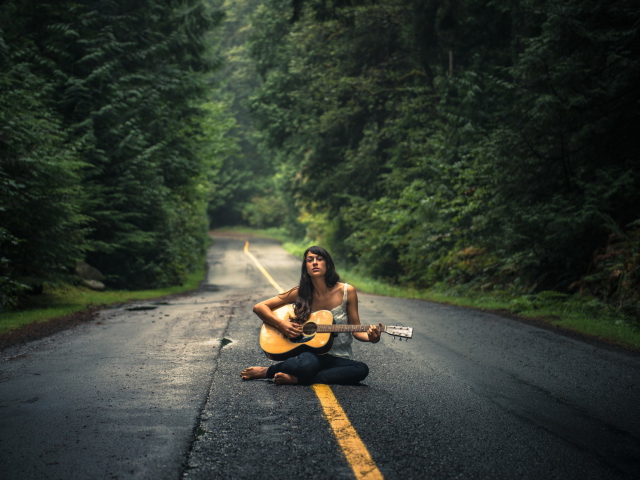 Das Girl Playing Guitar On Countryside Road Wallpaper 640x480