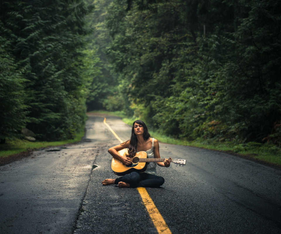 Das Girl Playing Guitar On Countryside Road Wallpaper 960x800