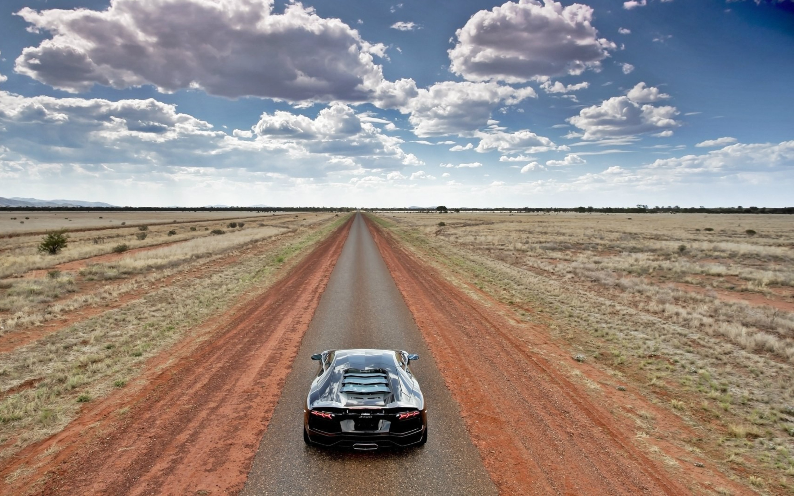 Fondo de pantalla Lamborghini Aventador On Empty Country Road 2560x1600