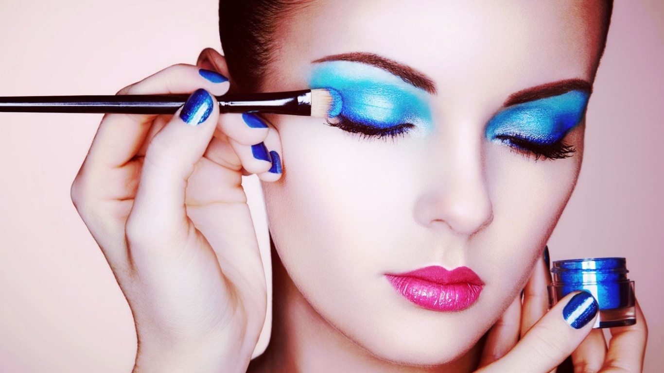 Обои Makeup for Model 1366x768