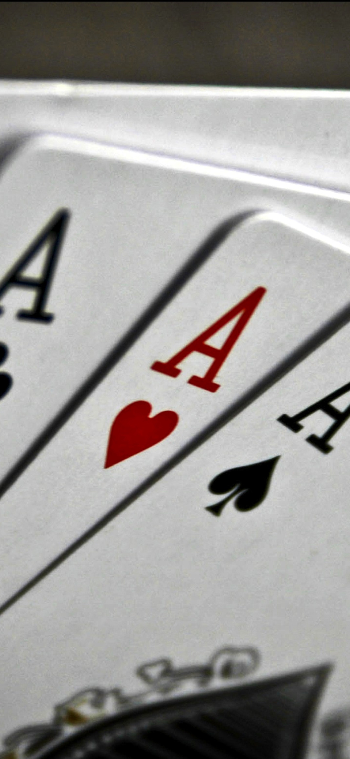 На телефоне на главный карта. Три туза. Карты игральные на заставку. Карты три туза. Красивые карты для покера.