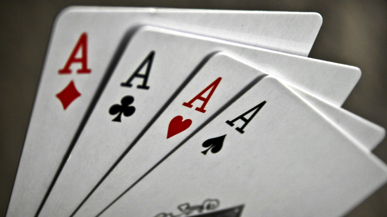 Fondo de pantalla Deck of playing cards 1280x720