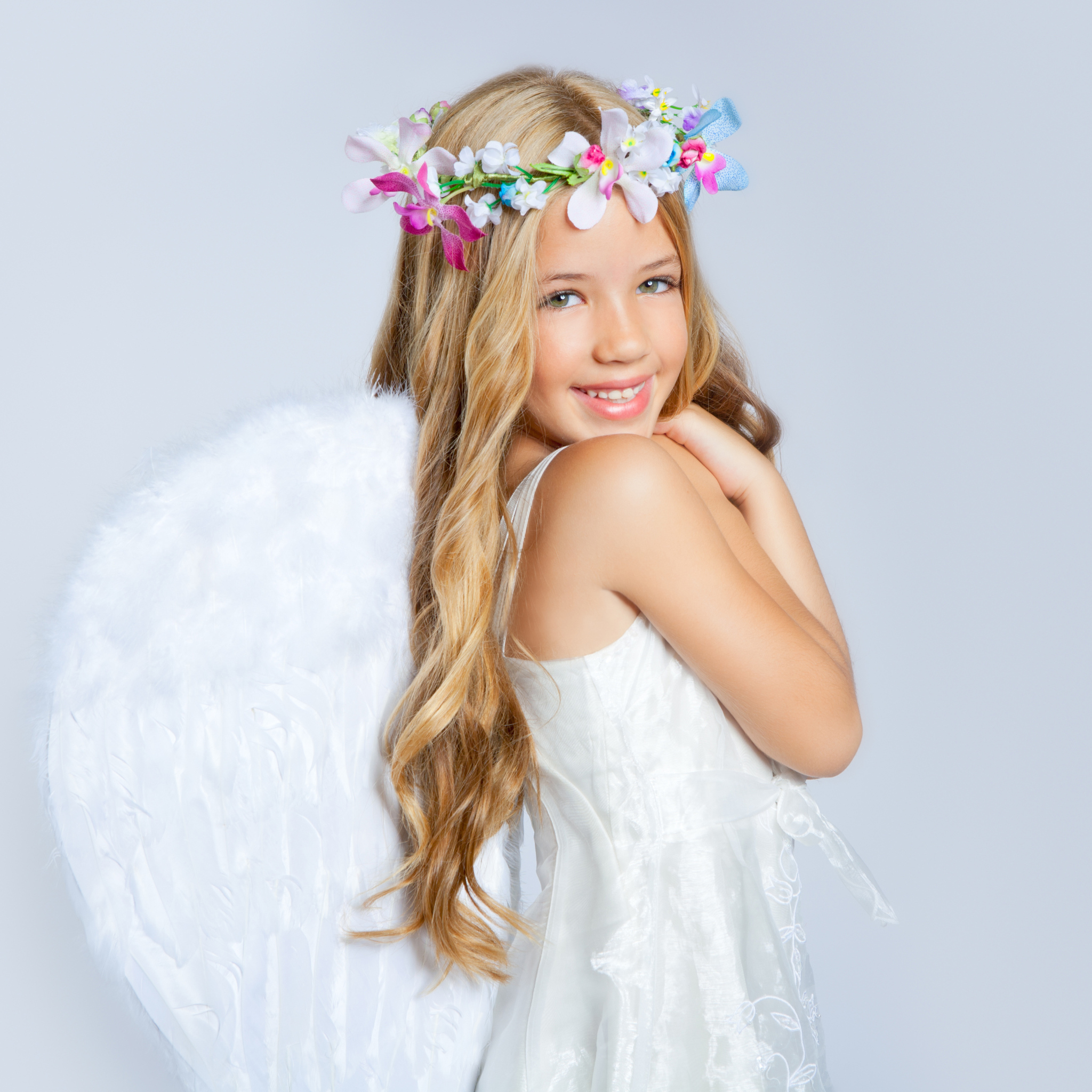 Sfondi Little White Angel 2048x2048