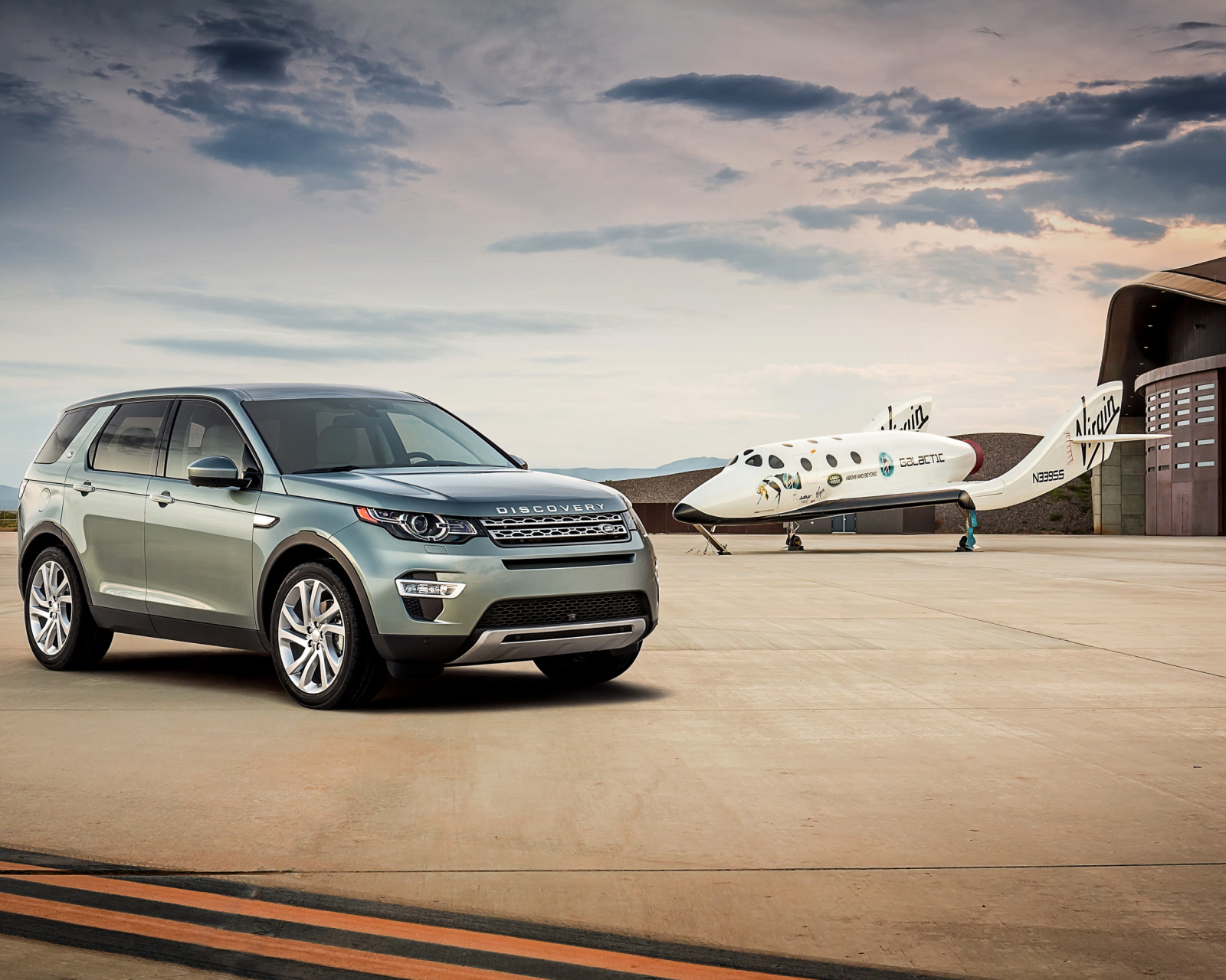 Das Land Rover Discovery Sport in Hangar Wallpaper 1600x1280