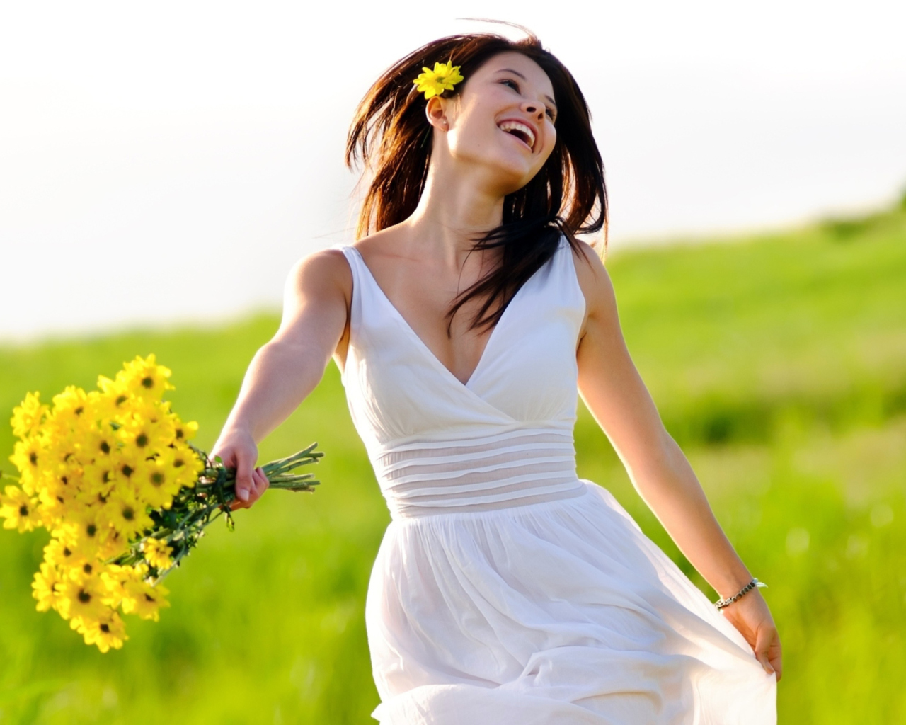 Обои Happy Girl With Yellow Flowers 1280x1024