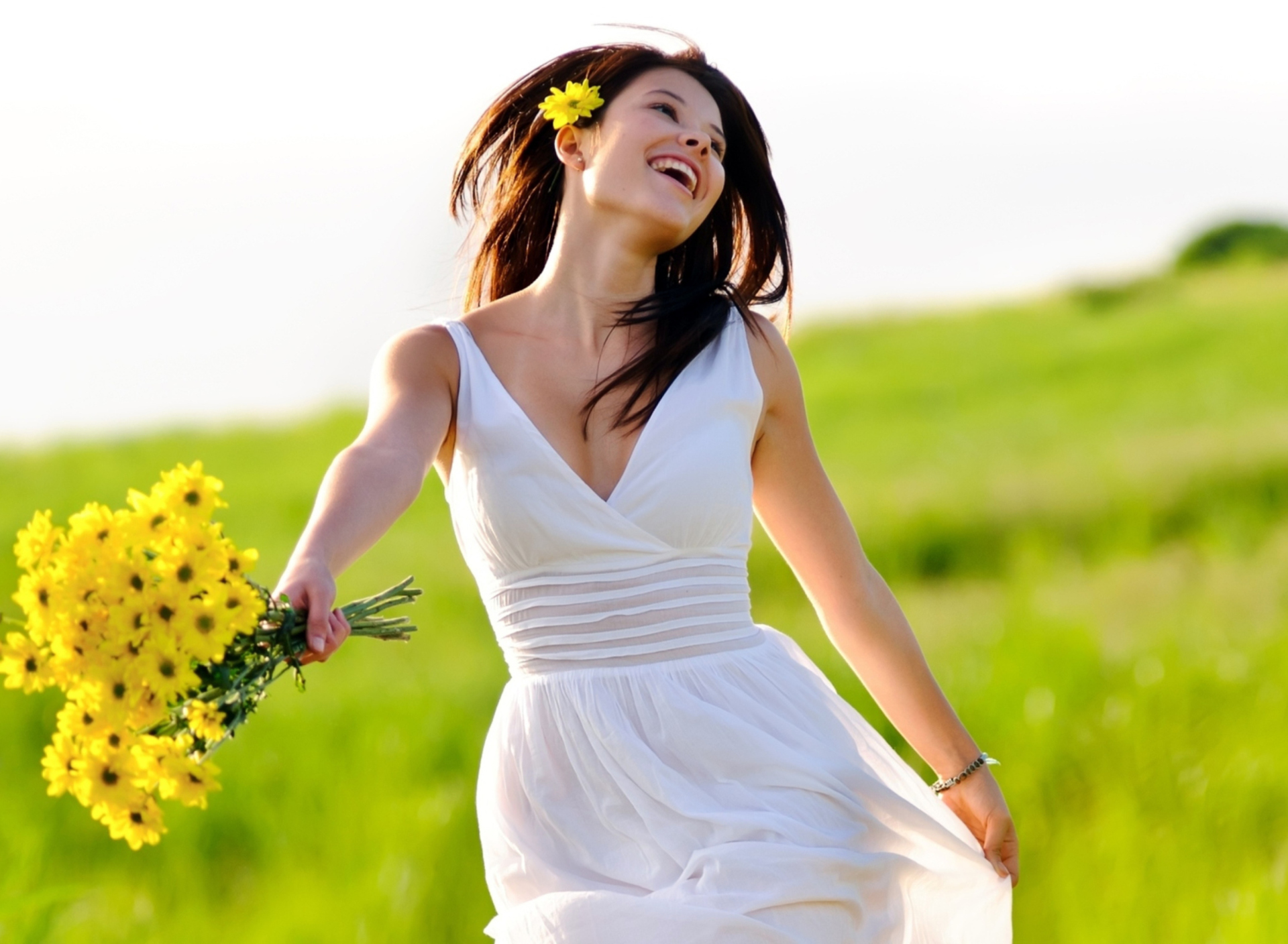 Das Happy Girl With Yellow Flowers Wallpaper 1920x1408