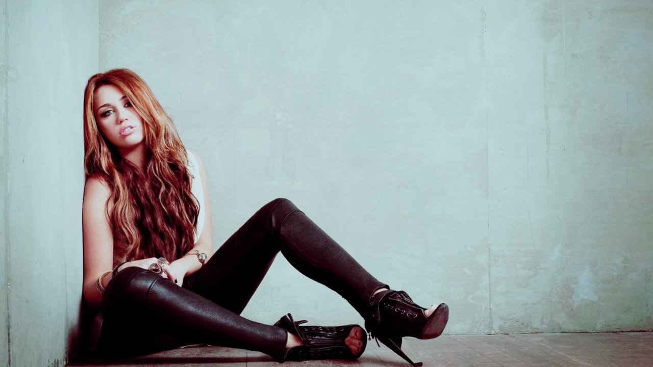 Обои Miley Cyrus Hot 1280x720