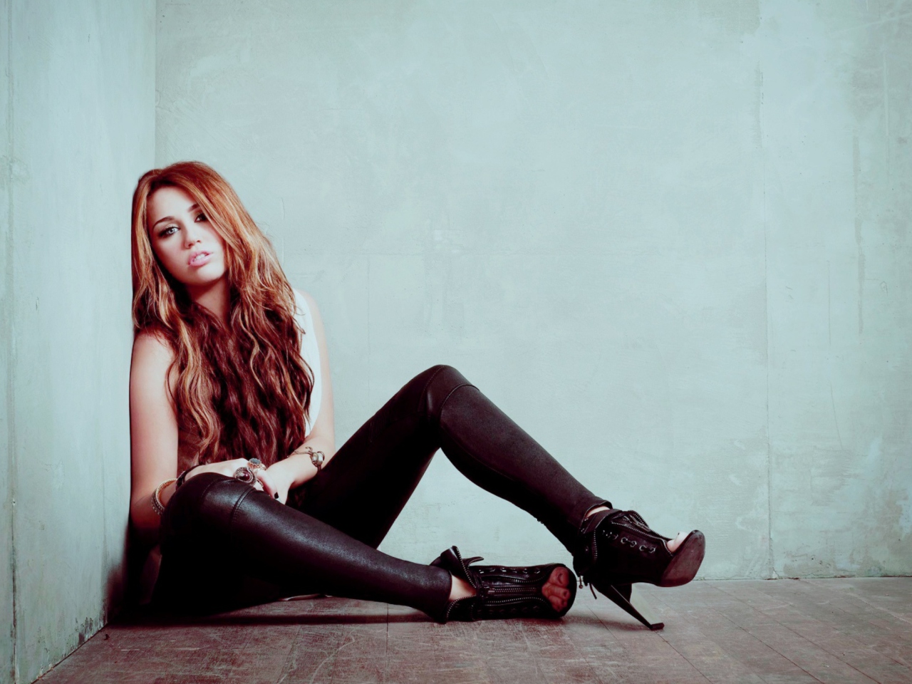 Обои Miley Cyrus Hot 1280x960
