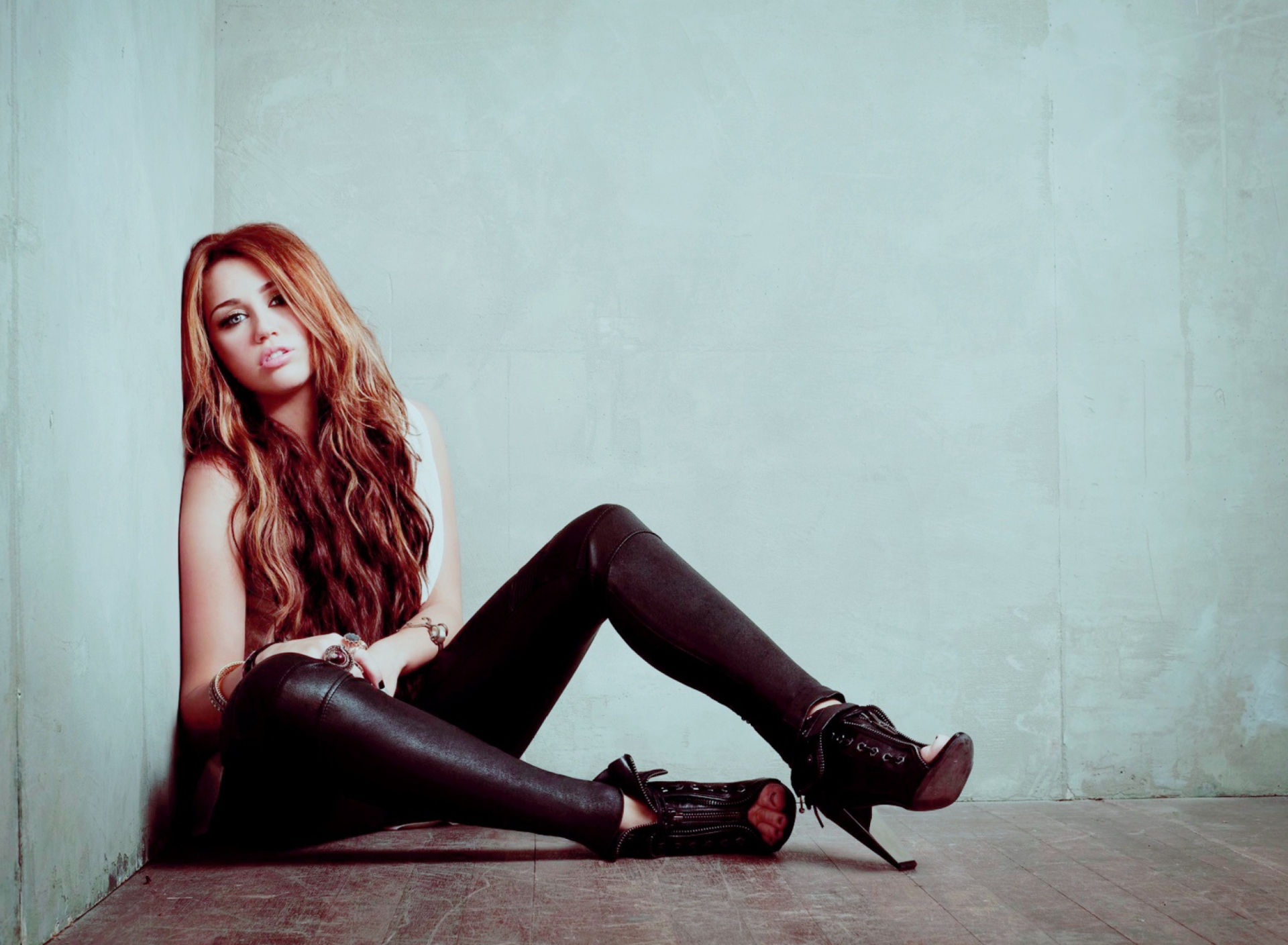 Miley Cyrus Hot screenshot #1 1920x1408