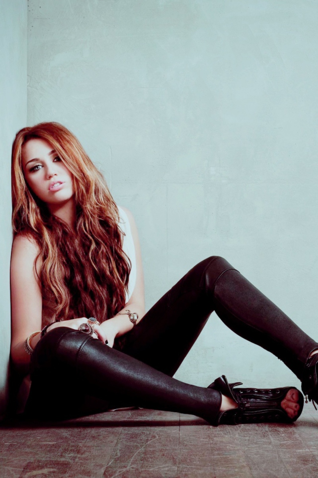 Miley Cyrus Hot wallpaper 640x960