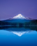 Fondo de pantalla Mountains with lake reflection 128x160