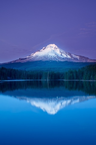 Fondo de pantalla Mountains with lake reflection 320x480