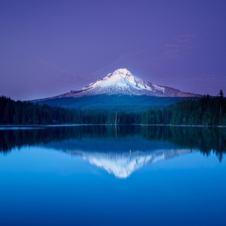 Kostenloses Mountains with lake reflection Wallpaper für iPad 2