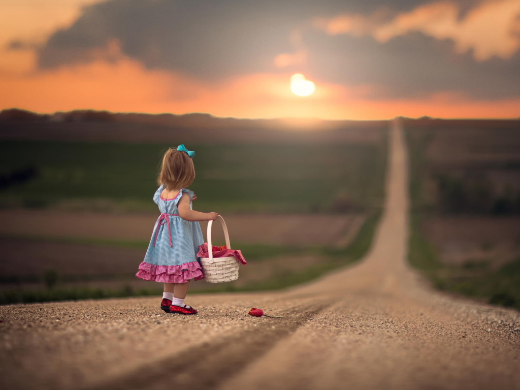 Little Girl With Flower Basket screenshot #1 1024x768