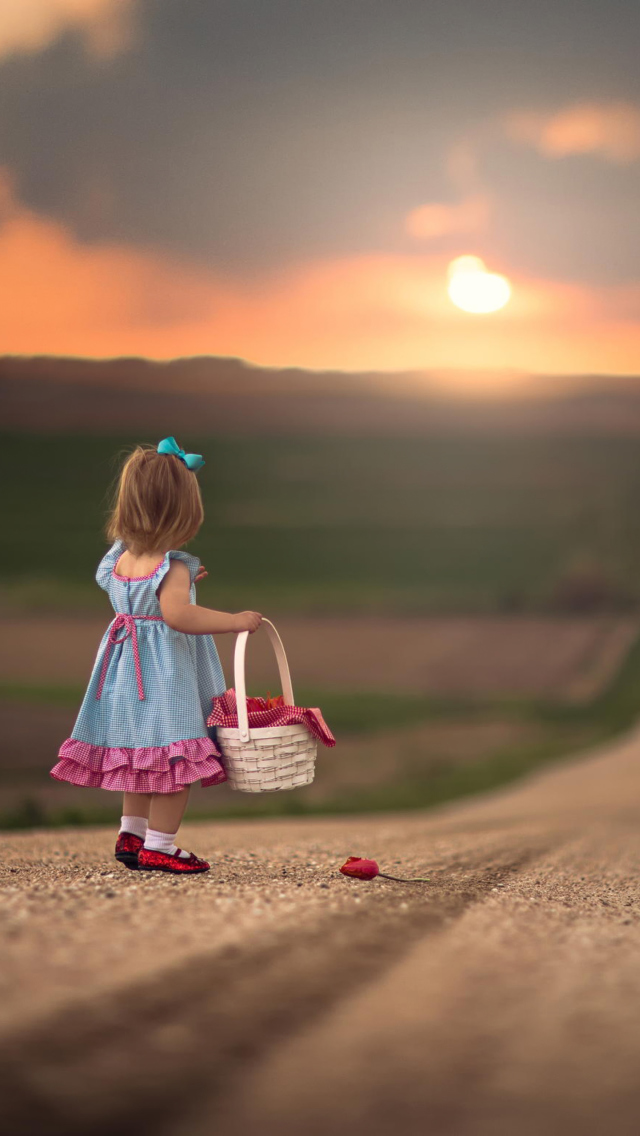 Sfondi Little Girl With Flower Basket 640x1136