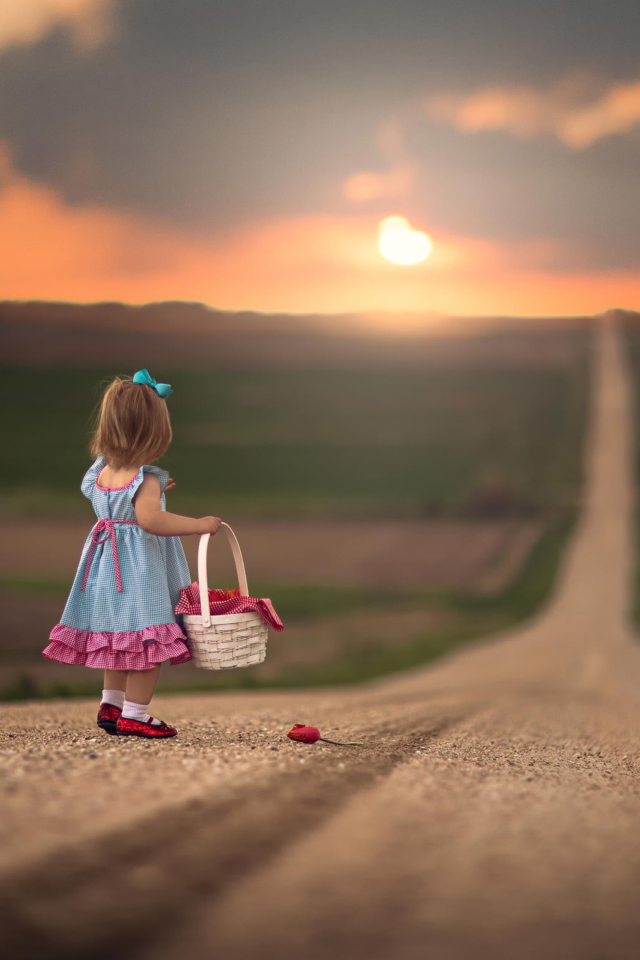 Das Little Girl With Flower Basket Wallpaper 640x960