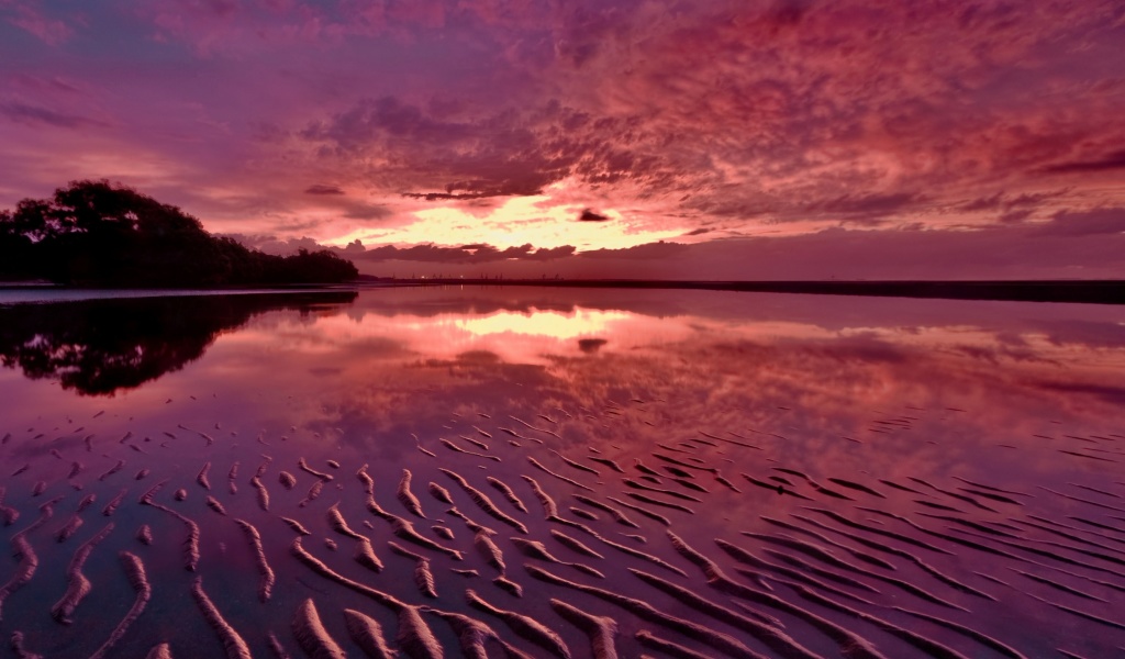 Fondo de pantalla Red Sunset and Lake Surface 1024x600