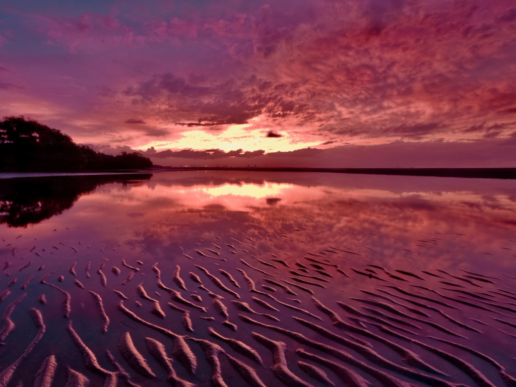 Fondo de pantalla Red Sunset and Lake Surface 1024x768