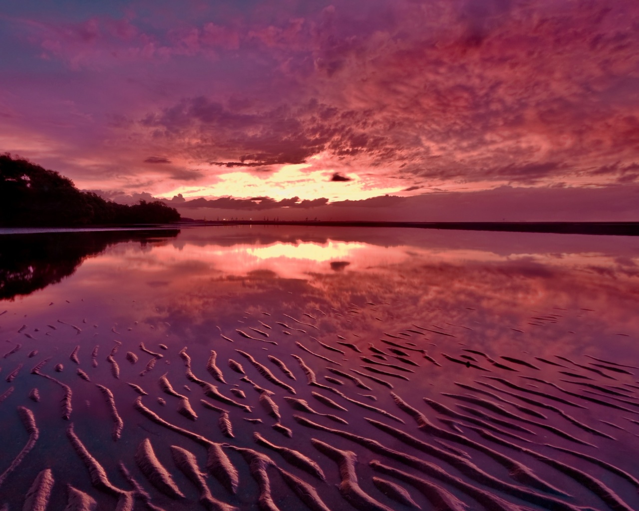 Обои Red Sunset and Lake Surface 1280x1024