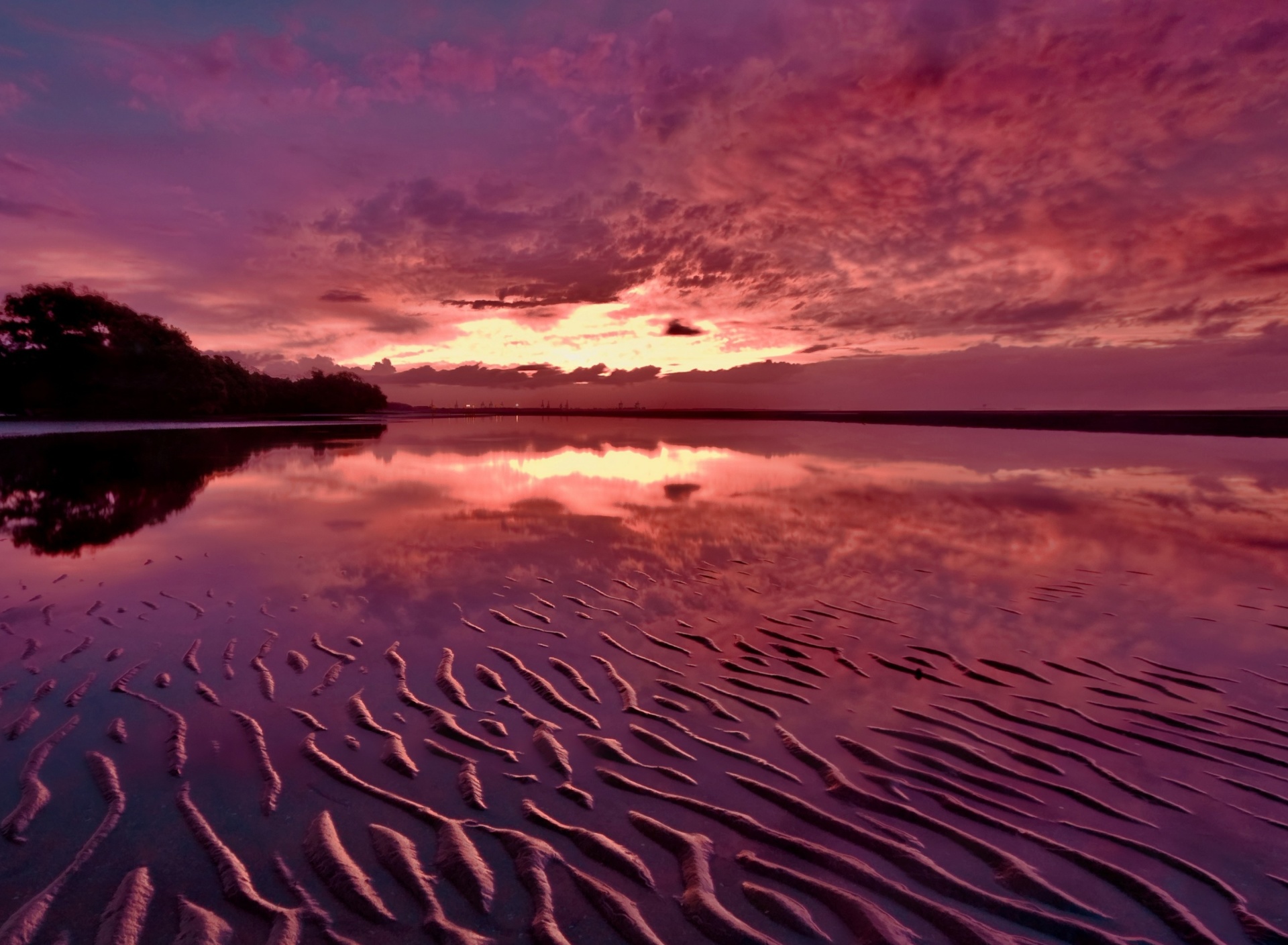 Fondo de pantalla Red Sunset and Lake Surface 1920x1408