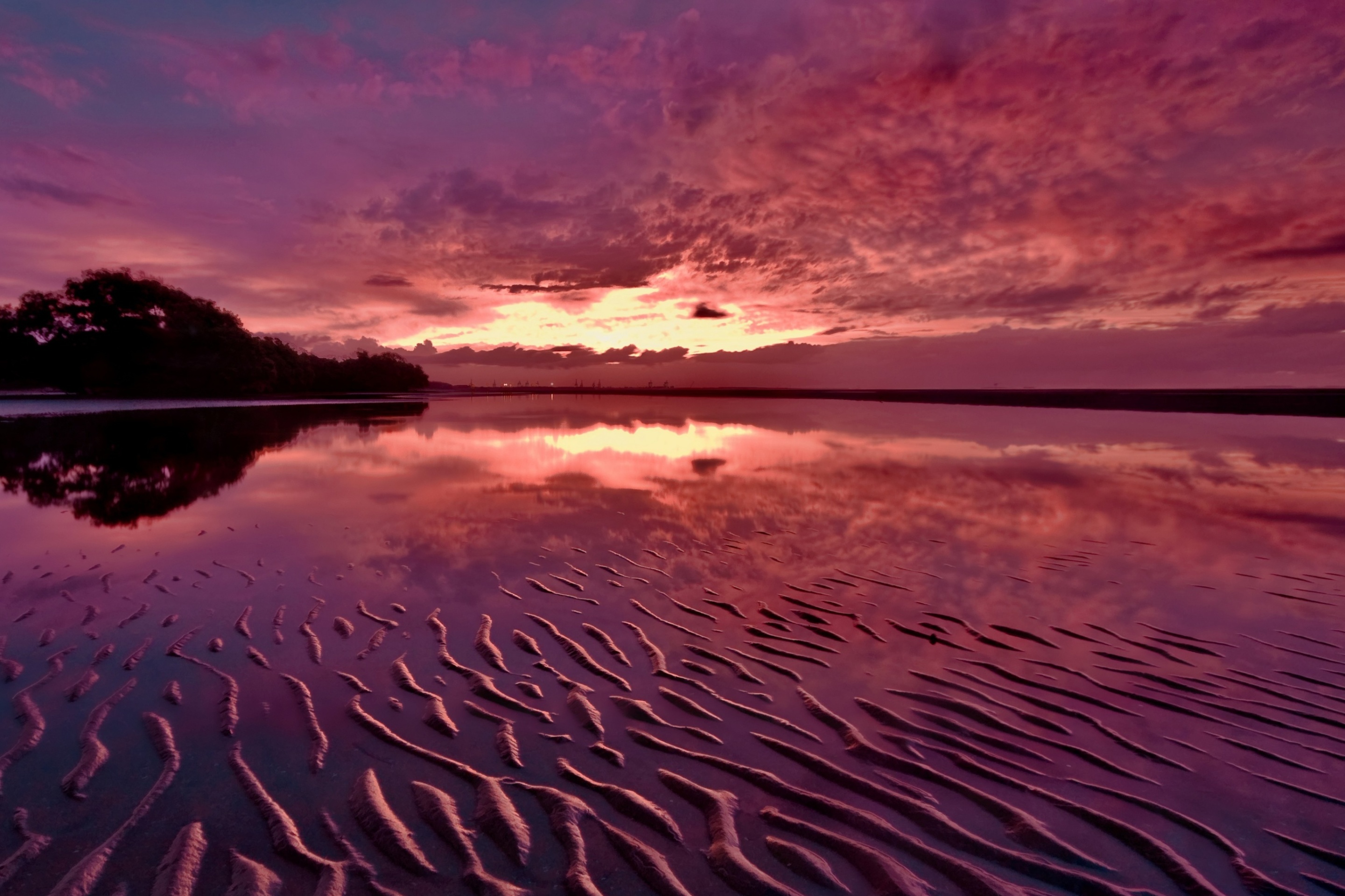 Red Sunset and Lake Surface screenshot #1 2880x1920