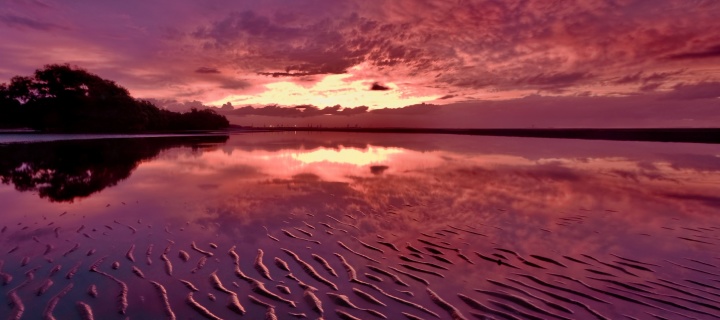 Sfondi Red Sunset and Lake Surface 720x320
