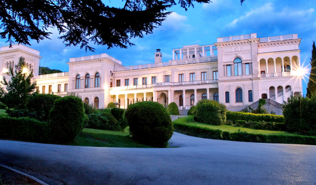 Обои Livadia Palace in Crimea 1024x600